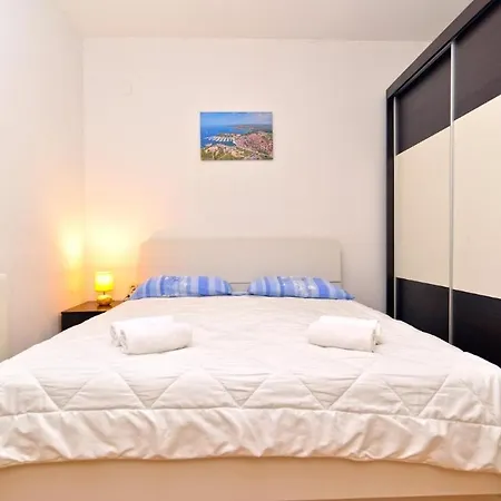 Apartment Idyllic Escape In Fasana, Relax And Unwind
