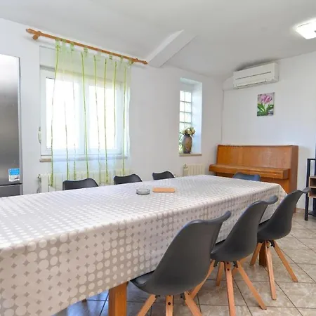 Apartment Idyllic Escape In Fasana, Relax And Unwind *